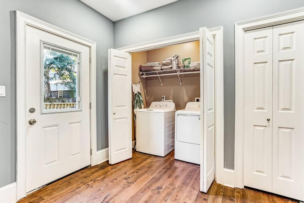 Holiday home New! Charmingly Renovated House 5min To Downtown