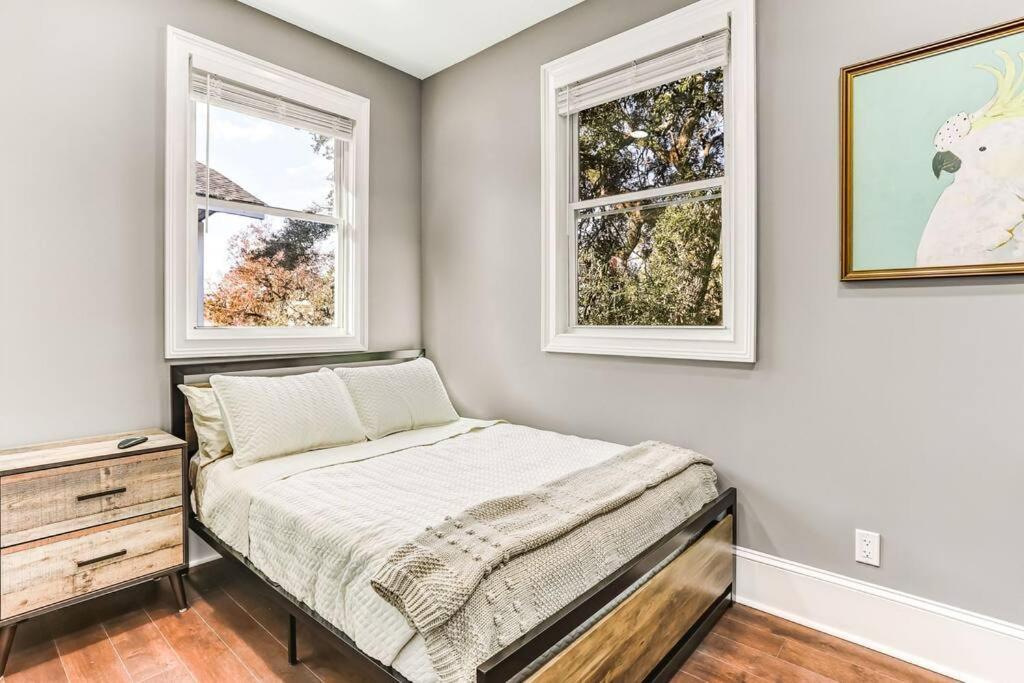 Holiday home New! Charmingly Renovated House 5min To Downtown *