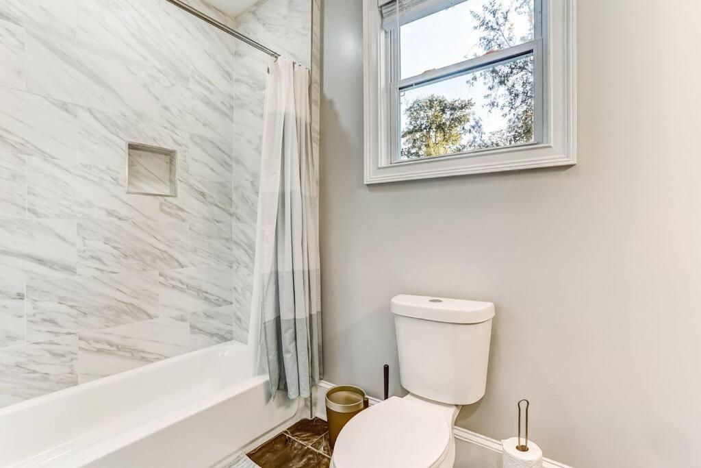 New! Charmingly Renovated House 5min To Downtown Holiday home *