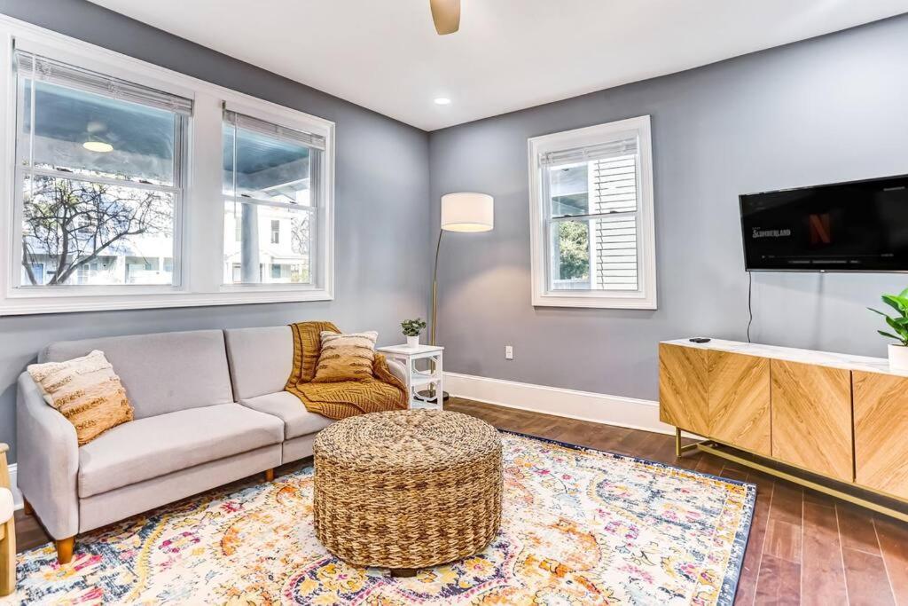 New! Charmingly Renovated House 5min To Downtown Holiday home *